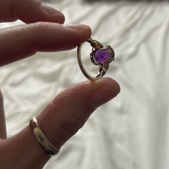 10K Gold and Amethyst RIng - Picture 5 of 7